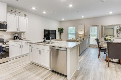 8 Mi to Dtwn Pensacola: Modern Escape w/ Patio! in Myrtle Grove
