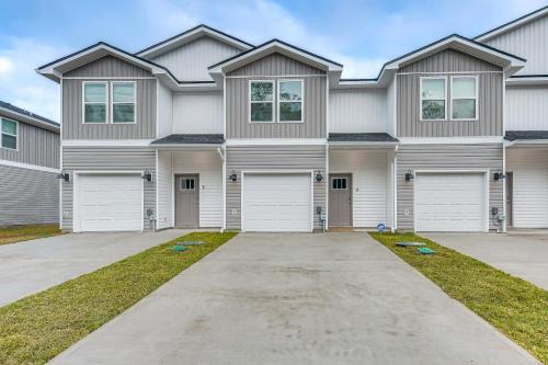 8 Mi to Dtwn Pensacola: Modern Escape w/ Patio! in Myrtle Grove