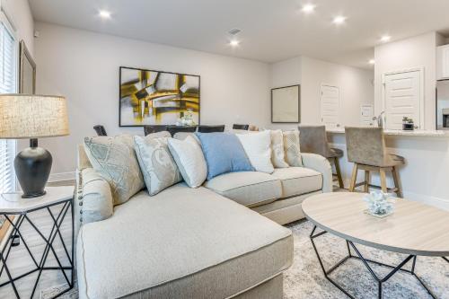 8 Mi to Dtwn Pensacola: Modern Escape w/ Patio! in Myrtle Grove