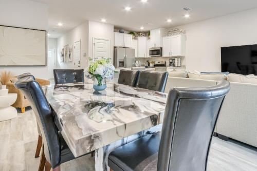 8 Mi to Dtwn Pensacola: Modern Escape w/ Patio! – khách sạn tại Myrtle Grove