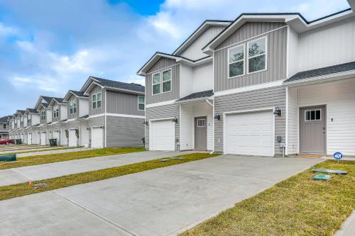8 Mi to Dtwn Pensacola: Modern Escape w/ Patio! in Myrtle Grove