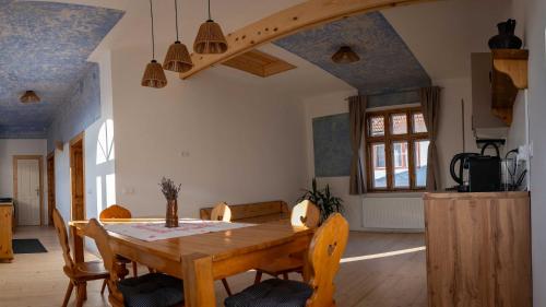 virtuve, Curte la Munte - charming village house in Sebesu De Sus