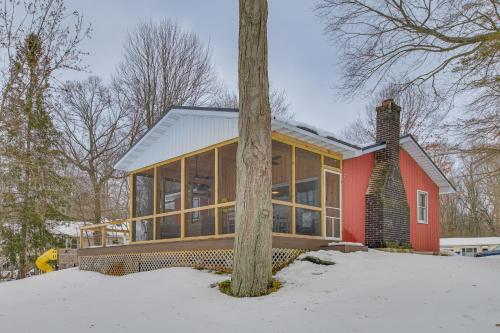 Waterfront Deck! Chic Lower Scott Lake Cottage in Lacota