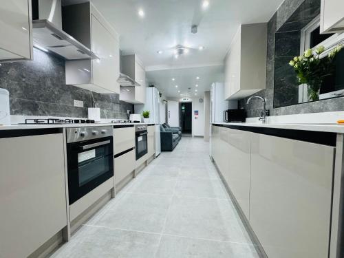 Letza House - Private En-Suite Rooms near Cardiff City Centre - Castle Rock
