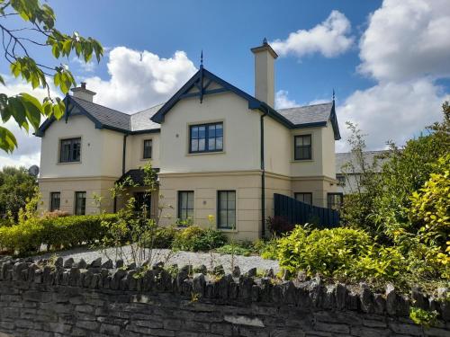 Beautiful home within walking distance to Kenmare – khách sạn tại Killowen