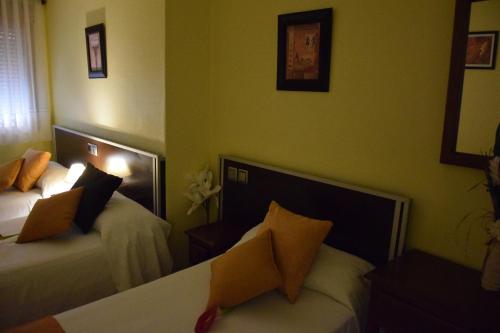 3 twin beds