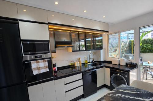 Kitchen, Spacieux Appartement Renove 144m2 la terrasse d Anfa, Centre Casablanca-HomeCity Signature in Bourgogne