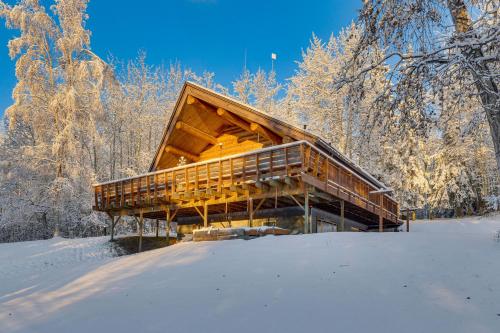 Explore Fairbanks! Authentic Log Cabin w/ Views in Chena (AK)