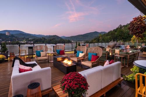 大厅, Hotel Indigo Gatlinburg Downtown by IHG in 盖林柏格(TN)