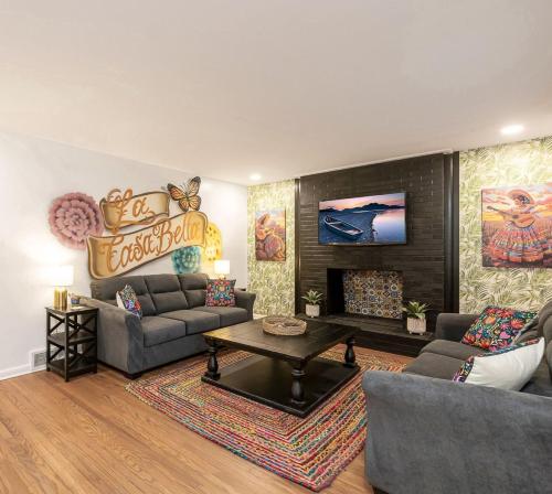共用Lounge/電視區, La Casa Bella 5BR 3BA Games 2 Living Areas in 坎普泰勒