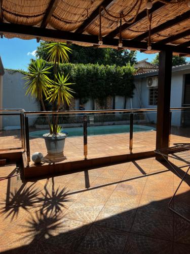 Linda Casa com Piscina e Edícula Gourmet Ouro verde – khách sạn tại Cararatas
