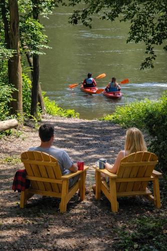 RiverEdge Haven Hot Tub, 5 Beds, Kayaks Near ND in Niles, USA