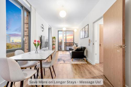 Modern 3-Bed Penthouse with Terrace & Gym, Near Canary Wharf, Weekly deals, Londres