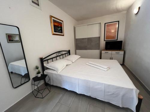 Apartments with parking space Supetar Brac - 7631 - image 2
