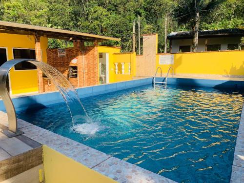 Casa em Ubatuba com piscina há 15 minutos das praias – khách sạn tại Praia do Lazaro