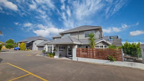 Exterior view of Carramar Motor Inn