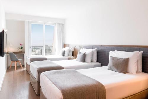 3 twin beds