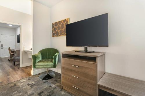 University Park Inn & Suites - image 10