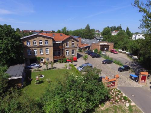 Villa Backstein Schwerin mit zentraler Lage im Grünen kostenfreien Parkplätzen und 8 E - Ladestationen