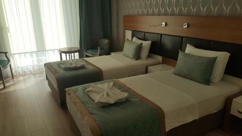 2 twin beds
