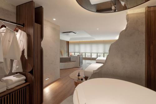 room detail thumbnail 2