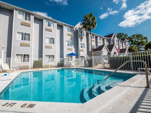 游泳池, Microtel Inn & Suites by Wyndham Palm Coast I-95 in 棕櫚灘海岸 (FL)