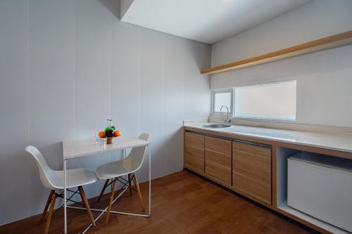 ห้องครัว, เดอะ รูมส์ อพาร์ตเมนต์ จัดการโดย เออาร์เอ็ม ฮอสพิทาลิตี้ (The Rooms Apartment Managed by ARM Hospitality) in เดนพาซาร์