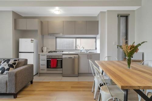 1C8 2BR Abnb-Style, Free Parking, 7 min walk to light rail in Dundas Valley