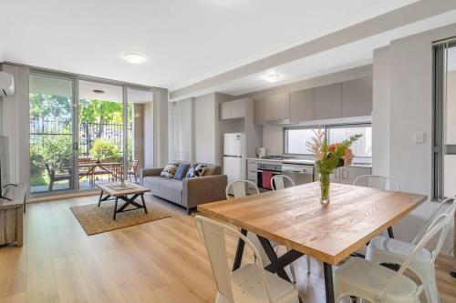 1C8 2BR Abnb-Style, Free Parking, 7 min walk to light rail in Dundas Valley