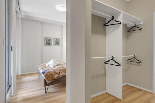 1C8 2BR Abnb-Style, Free Parking, 7 min walk to light rail in Dundas Valley