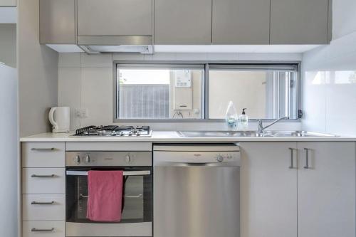 1C8 2BR Abnb-Style, Free Parking, 7 min walk to light rail in Dundas Valley