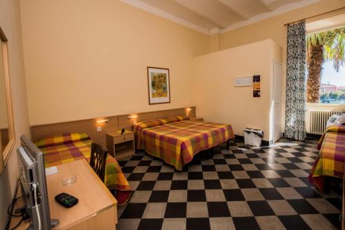 3 twin beds