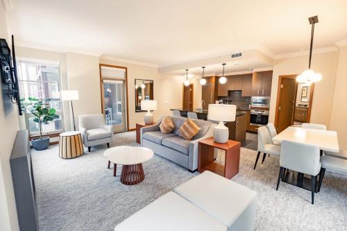 薩頓廣場酒店雷夫爾斯托克山度假村 (The Sutton Place Hotel Revelstoke Mountain Resort) in 雷夫爾斯托克