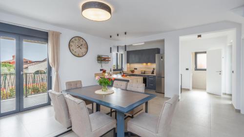 virtuve, Beautiful villa Stefany with pool in Porec in Montizana