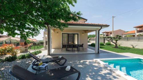 Beautiful villa Stefany with pool in Porec - image 4