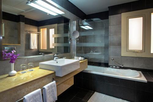 room detail thumbnail 2