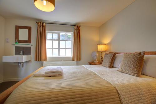 1 double bed, 1 twin bed