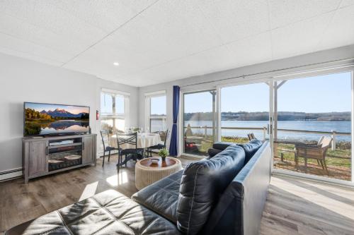 Instalaciones, Waterfront Walk Out with Private Terrace in Mystic City Center