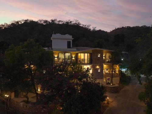 SaffronStays Grand Pavilion – khách sạn tại Iswal