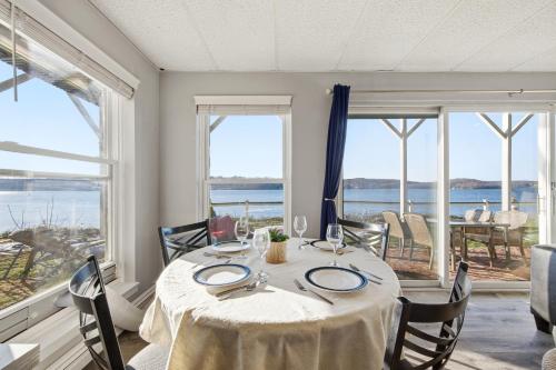 Vistas, Waterfront Walk Out with Private Terrace in Mystic City Center