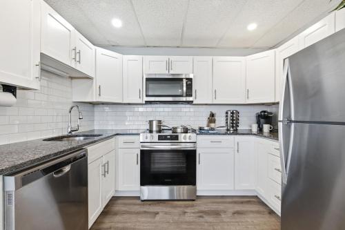 Instalaciones, Waterfront Walk Out with Private Terrace in Mystic City Center