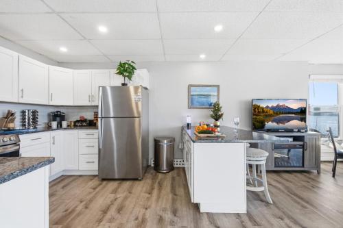 Cocina, Waterfront Walk Out with Private Terrace in Mystic City Center