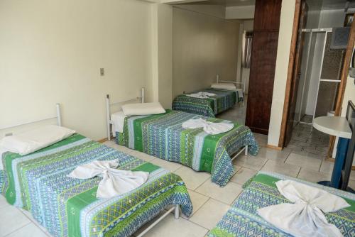 4 twin beds