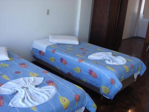 2 twin beds