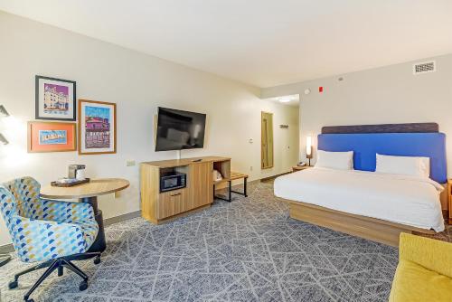 1 king bed, 1 sofa bed