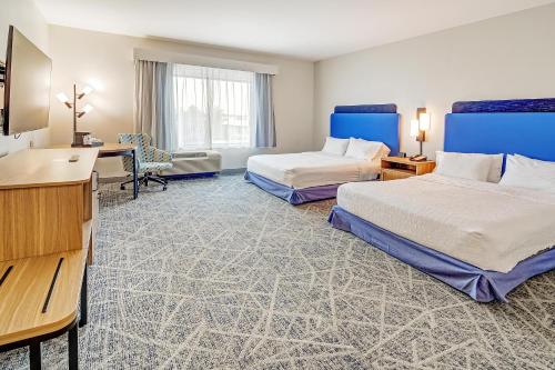 2 queen beds