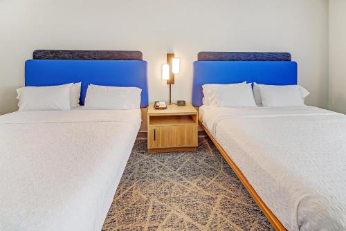 2 queen beds