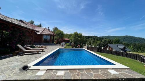 泳池, Rustic villa Roza with outdoor pool in Kupjak in 庫比紮克