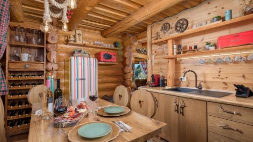 廚房, Rustic villa Roza with outdoor pool in Kupjak in 庫比紮克