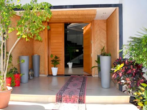 ทางเข้า, Villa Les Ambassades in เคนิทร่า